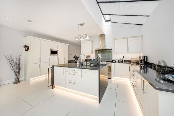 6 bedroom semi-detached house to rent - Photo 1
