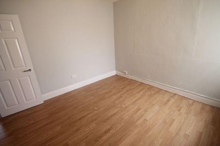 4 bedroom semi-detached house to rent - Photo 5