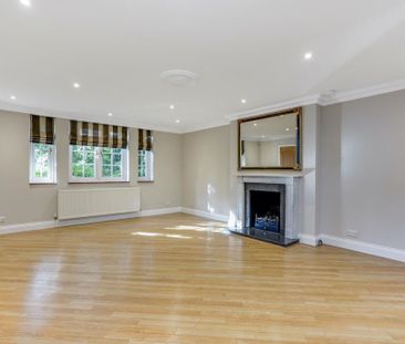 White Eaves, 14 Oakfield Glade, Weybridge, Surrey, KT13 - Photo 1