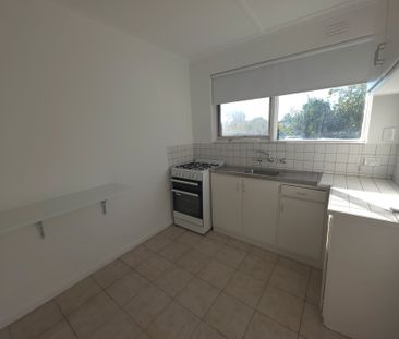 Freshly painted one bedroom apartment! - Photo 4