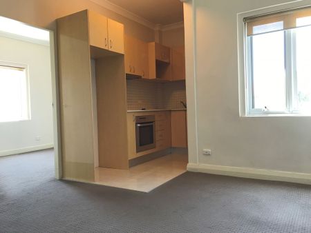 Top Floor&comma; Bright & Sunny One Double Bedroom Apartment - Photo 2