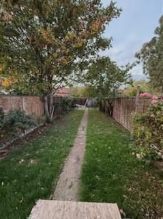 4 bedroom end of terrace house to rent - Photo 5