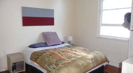 Character one bedroom house conversion - Photo 3