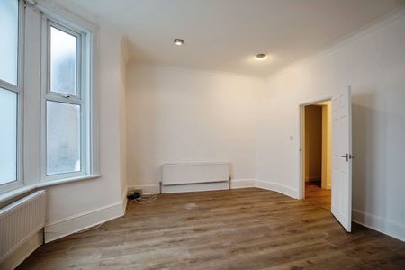 2 Bed Flat, Whitehorse Lane, SE25 - Photo 2