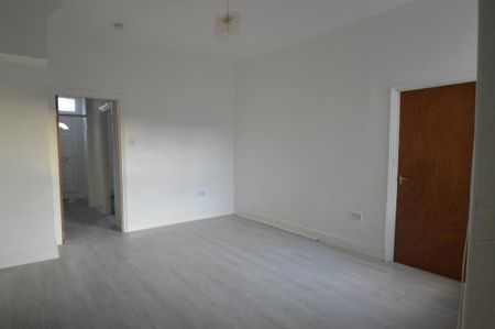 2 bedroom ground floor flat to rent - Photo 3