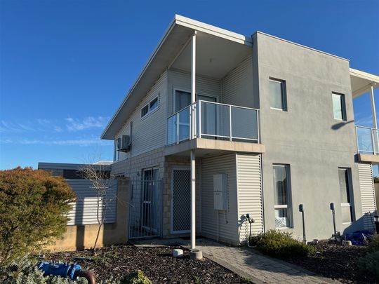 Modern Townhouse in Prime Location - Photo 1