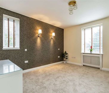 Excellent size 3 bedroom lateral flat, in a highly regarded develop... - Photo 3