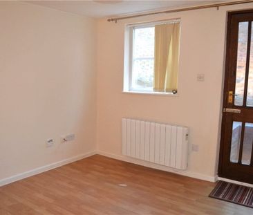 One bedroom maisonette tucked away off the popular High Street with... - Photo 2
