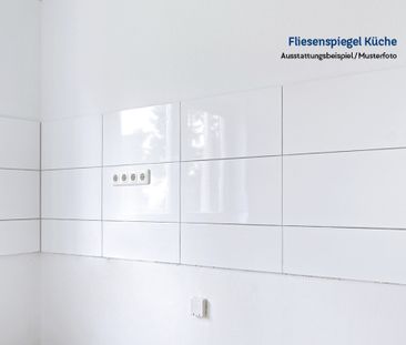 Frisch ronoviert und frei, 2 Zimmer mit Balkon! Weitere Bilder folgen - Photo 2