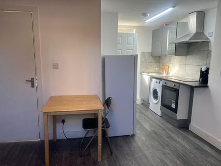 1 Bed Flat, Clarendon Road, CR0 - Photo 3