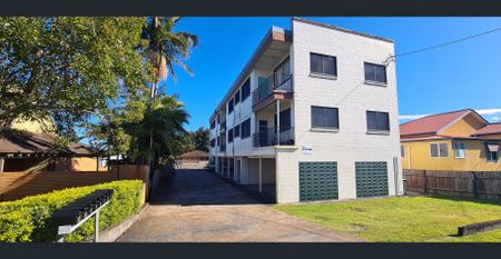 Central One Bedroom Apartment - Water Included! - Photo 5