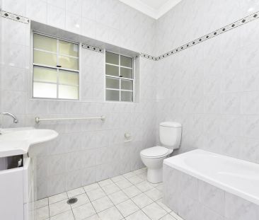 Four bedroom family home in convenient Burwood location - Photo 4