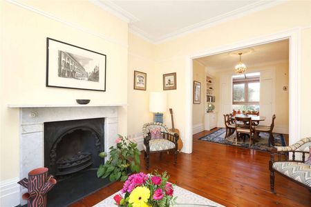 A stunning four bedroom family home in Canonbury close to amenities of Upper Street and Highbury & Islington station. - Photo 4