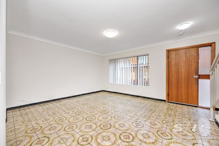 Townhouse with Spacious Interiors - Photo 5