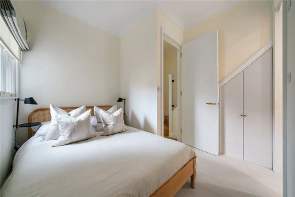 2 bedroom flat in London - Photo 1