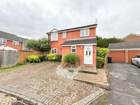 Morton Close, Camberley, Surrey, GU16 - Photo 5