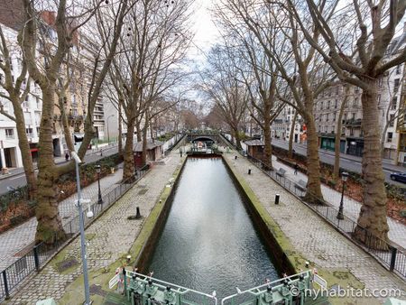 Logement à Paris, Location meublée - Photo 2