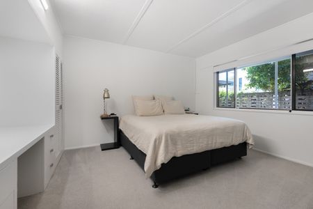 Four Bedroom Retro Beach House - Photo 2