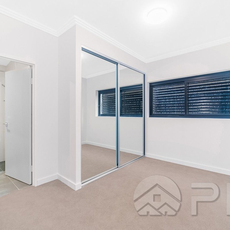 Large Two Bedroom Apartment For Lease Now! Two mins walk to Eastlake shopping centre. - Photo 1