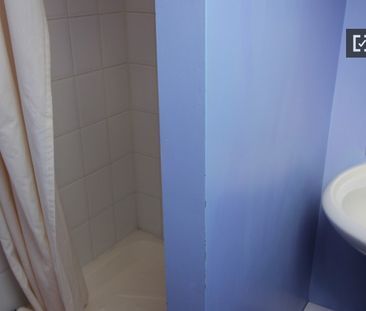 Relaxing room in shared apartment in Terenure, Dublin - Photo 1