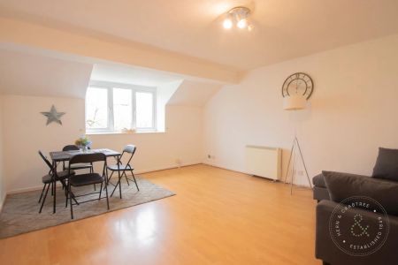2 Bedroom Flat - Photo 2