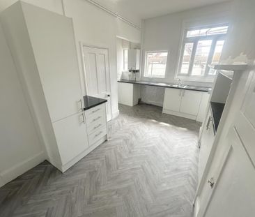 3 bedroom flat to rent - Photo 4