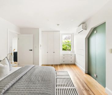 Split level loft-style retreat in boutique terrace conversion - Photo 5