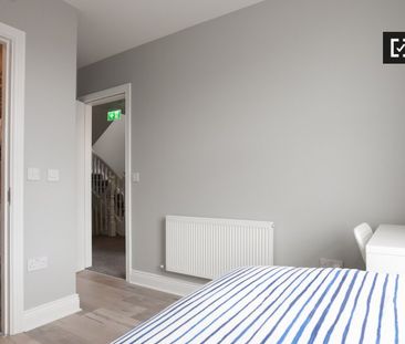 Spacious room in 9-bedroom house in Stoneybatter, Dublin - Photo 4