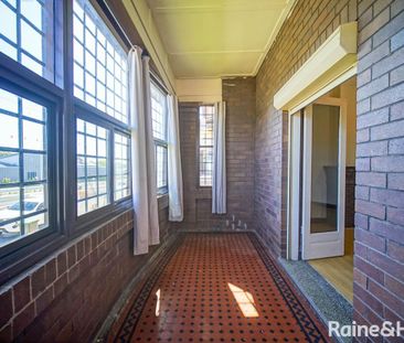 Charming Family Home in Penshurst - Photo 2