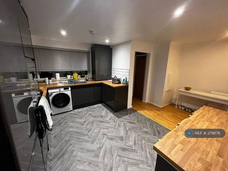 1 bedroom in a flat share to rent - Photo 5