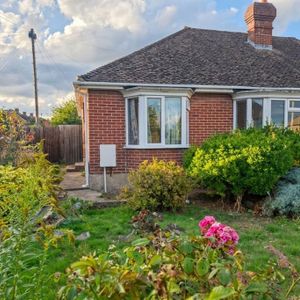 2 bedroom semi-detached bungalow to rent - Photo 2