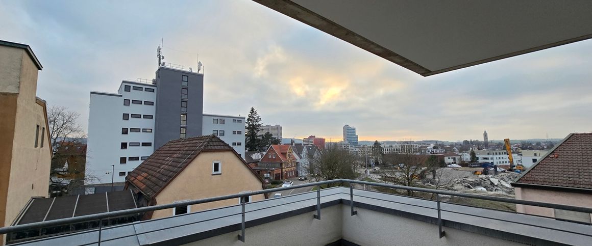 FÜR SENIOREN: 2,5 Zimmer Penthouse Wohnung - barrierefrei mit Aufzug und Ausblick sucht neue Mieter! - Photo 1