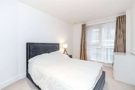Luxury apartment located in the sought after Dickens Yard development. - Photo 3