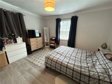 2 Bedroom Flat / Apartment - Lower Northam Road, Hedge End - Photo 2