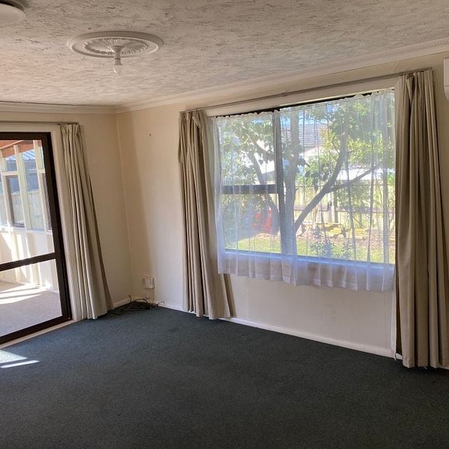 Central 3BR fully fenced home with sunroom - Photo 1