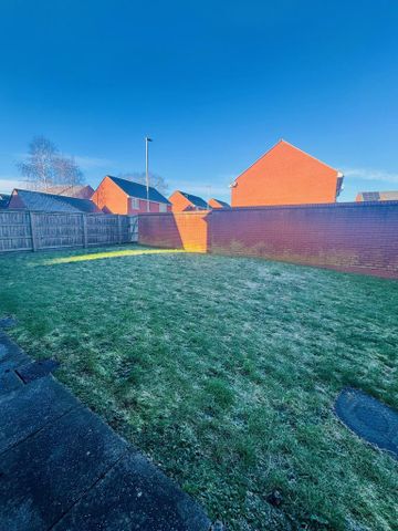 4 bedroom detached house to rent - Photo 2