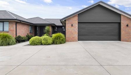 Executive Style home - all utilities included - Photo 2