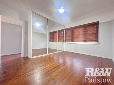 Spacious and Stylish Family Living in a Quiet Street - Photo 4