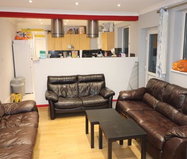 8 Bed Semi-Detached House, Alma Road, SO14 - Photo 3