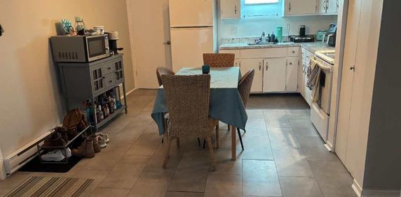 4 1/2 libre mi-novembre, semi meublé, WIFI inclus - Photo 2