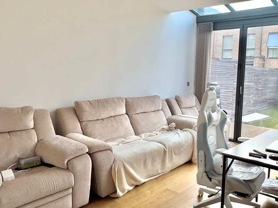 Colindale Gardens 2 Room 1 Room 2 Room 3 Room 4 - Photo 1