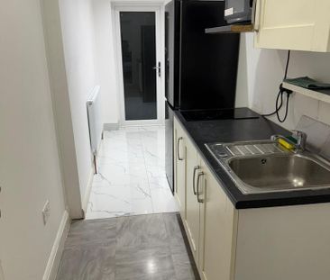 1 bedroom in a flat share to rent - Photo 3