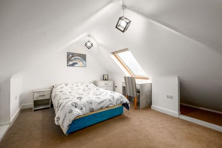 OX Living is proud to present this high-quality 6-bedroom co-living property, perfect for working professionals looking for stylish, stress-free living. - Photo 2