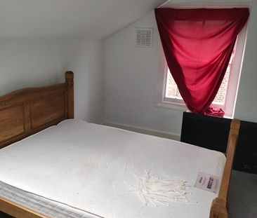 3 Bed Terraced House, Manor Park Parade, SE13 - Photo 3