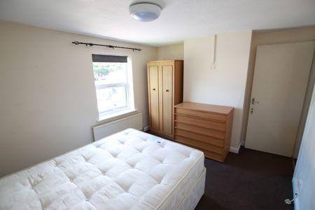 3 Bed Terraced House, Stanway Cottages, RG6 - Photo 5