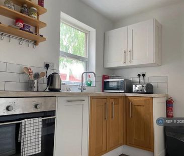 4 bedroom semi-detached house to rent - Photo 5