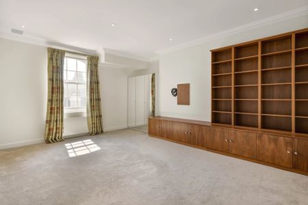 An elegant Mayfair duplex with roof terrace, balcony and lift. - Photo 5