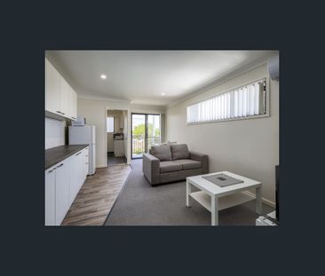 FULLY FURNISHED, DESIGNER STUDIO APARTMENT– BILLS INCLUDED! - Photo 1