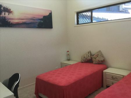 Broadbeach Waters - Photo 3