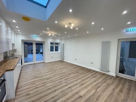 3 Bed Flat, North Gardens, SW19 - Photo 2